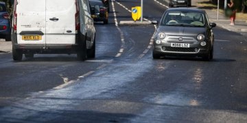 “Dukej sikur makinat po kalonin nëpër ujë”: Shihni se çfarë i ka bërë i nxehti ekstrem një rruge në Angli!