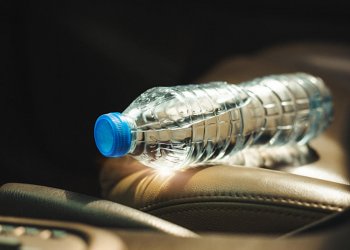 Assesi mos pini ujë nga shishja e cila është ngrohur në diell