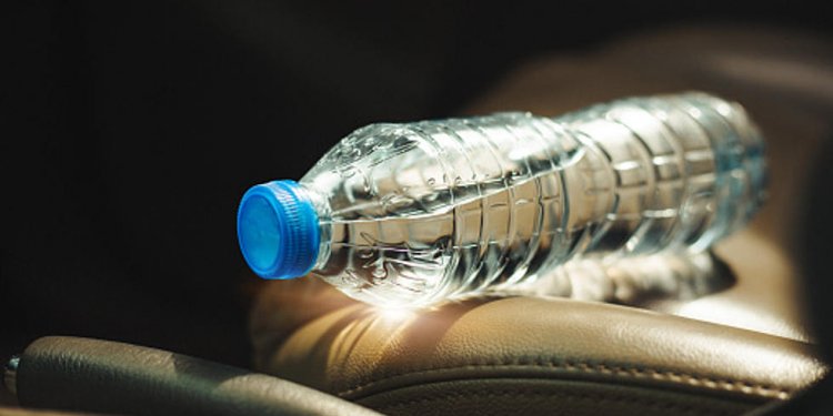 Assesi mos pini ujë nga shishja e cila është ngrohur në diell