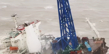 Anija ndahet në dysh nga stuhia, dhjetëra të zhdukur