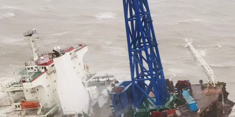 Anija ndahet në dysh nga stuhia, dhjetëra të zhdukur