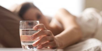 Sa është e rëndësishme të nisni ditën duke pirë ujë!