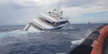 Momenti kur superjahti fundoset në Itali (Video)