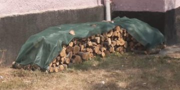 Dimër i vështirë, në Kukës ka mungesë dhe rritje të çmimit të druve të zjarrit!