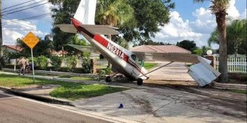 I përfundoi karburanti, avioni përplaset në autostradë!