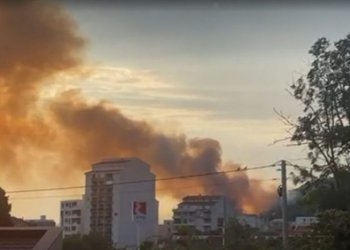Një zjarr i madh ka rënë në një zonë turistike të Malit të Zi, flakët po iu afrohen rezidencave!
