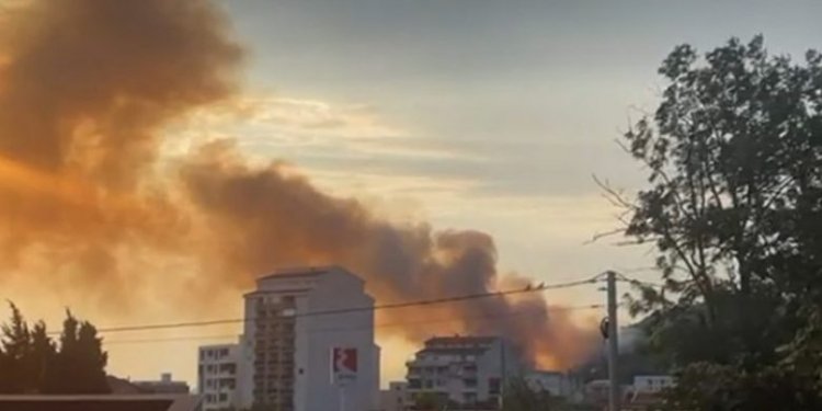 Një zjarr i madh ka rënë në një zonë turistike të Malit të Zi, flakët po iu afrohen rezidencave!