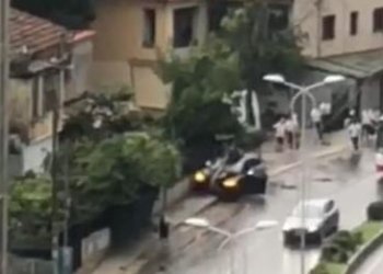 Rrebeshe shiu në Tiranë, reshjet dhe pakujdesia, mjeti godet shtyllën te “Rruga e Elbasanit”