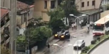 Rrebeshe shiu në Tiranë, reshjet dhe pakujdesia, mjeti godet shtyllën te “Rruga e Elbasanit”