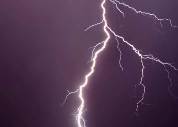 Bie rrufeja në Berat, digjet shtëpia!