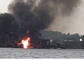 Rrufeja godet një gomonë në lumin Sava, djeget një shtëpi!