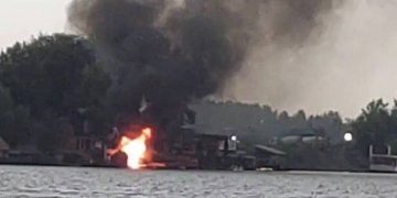 Rrufeja godet një gomonë në lumin Sava, djeget një shtëpi!