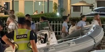 Shëngjin/ Gomonia përplas një makinë në rrugë, shpëtojnë mrekullisht kalimtarët!