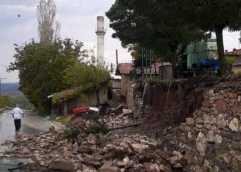 Stuhia e fortë dëmton minaren e Xhamisë në Turkiye!