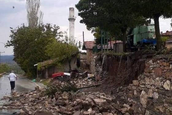 Stuhia e fortë dëmton minaren e Xhamisë në Turkiye!