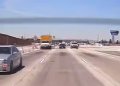 Avioni ulet në autostradën e mbushur me trafik, shpërthen në flakë