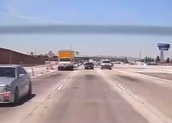 Avioni ulet në autostradën e mbushur me trafik, shpërthen në flakë