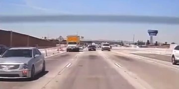 Avioni ulet në autostradën e mbushur me trafik, shpërthen në flakë