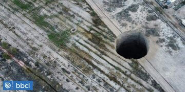 Gropa misterioze e thellë 200 metra po vazhdon të rritet!