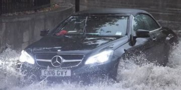 Pas thatësisë, stuhi lokale përfshijnë Britaninë e Madhe, mbi 8 mijë rrufe godasin Ishullin!