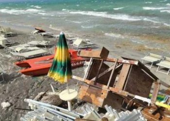 “Shezlongë që fluturojnë, pemë të rrëzuara dhe dallgë të frikshme”, moti i ashpër largon pushuesit nga plazhet