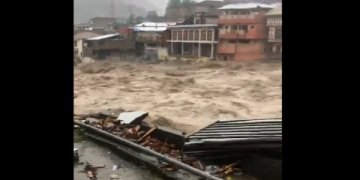 Pakistani shpalli gjendjen e jashtëzakonshme për shkak të përmbytjeve masive!