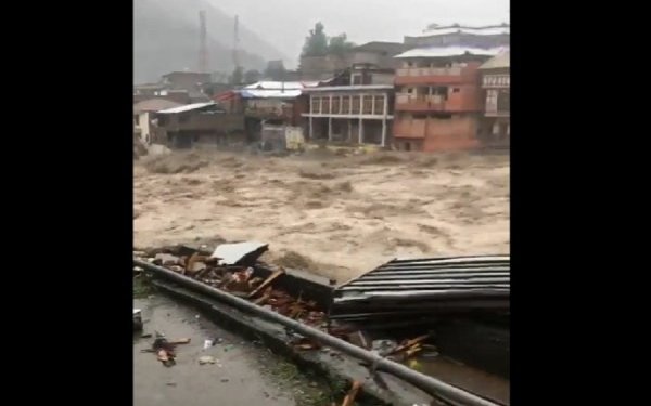 Pakistani shpalli gjendjen e jashtëzakonshme për shkak të përmbytjeve masive!