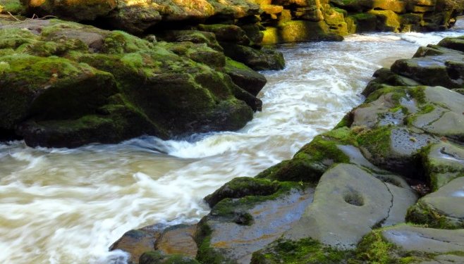 Bolton Strid, përroi prej të cilit duket se askush nuk del i gjallë