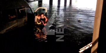 Momenti kur ekipet e shpëtimit evakuojnë qytetarët nga një furgon i bllokuar në Shkup!