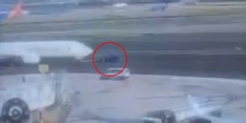 Pasi ‘humbi kontrollin’, aeroplani ‘shkel për tokë’ makinën nga e cila po tërhiqej përgjatë pistës në aeroportin e New York City!