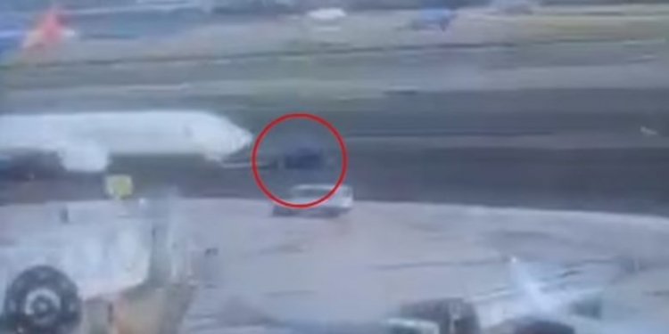 Pasi ‘humbi kontrollin’, aeroplani ‘shkel për tokë’ makinën nga e cila po tërhiqej përgjatë pistës në aeroportin e New York City!