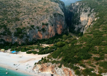 The Guardian: Plazhet, malet, qytetet e lashta dhe çmimet e ulëta – Shqipëria i ka të gjitha!