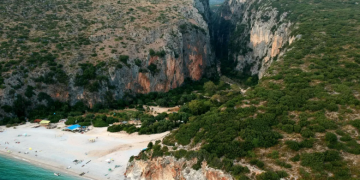 The Guardian: Plazhet, malet, qytetet e lashta dhe çmimet e ulëta – Shqipëria i ka të gjitha!