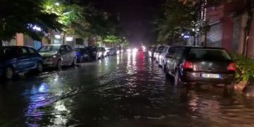 Shiu përmbyt Durrësin, reshje gjatë natës