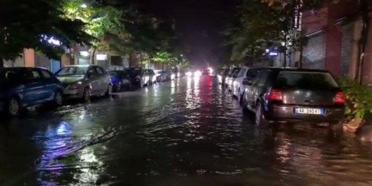 Shiu përmbyt Durrësin, reshje gjatë natës