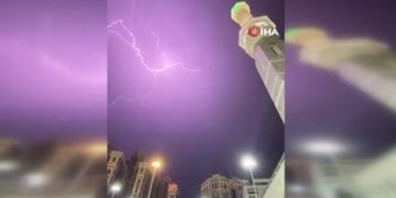 Përmbytje masive në Mekë dhe Medinë, rrugët kthehen në lumenj