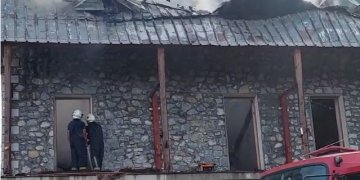 Zjarri shkatërron bujtinën në zonën e Thethit