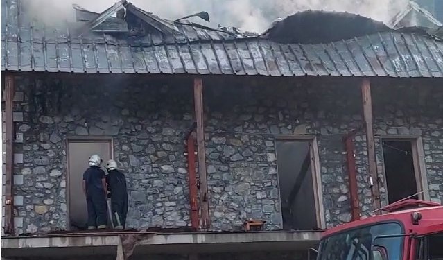 Zjarri shkatërron bujtinën në zonën e Thethit