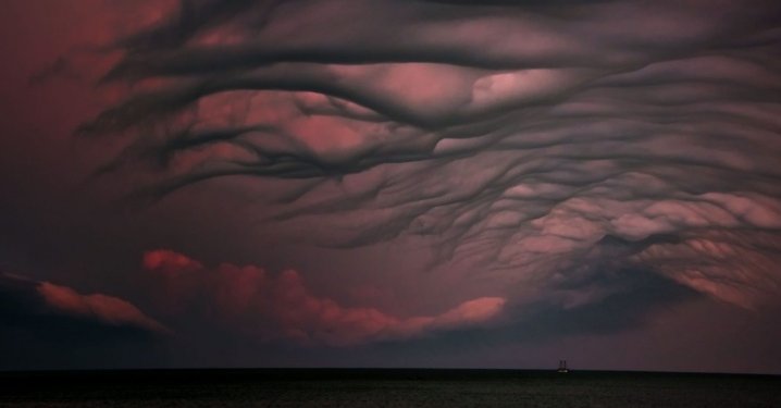 Re të “çuditshme” ngjyrë vishnje tronditin banorët e qytezës në Kili