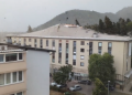 Stuhi në Kranje të Sllovenisë, ndërtesës në Lubjanë i “fluturon” çatia