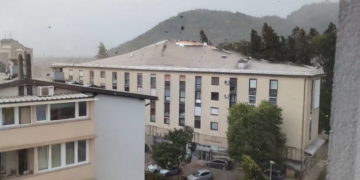 Stuhi në Kranje të Sllovenisë, ndërtesës në Lubjanë i “fluturon” çatia