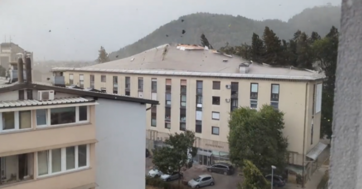 Stuhi në Kranje të Sllovenisë, ndërtesës në Lubjanë i “fluturon” çatia