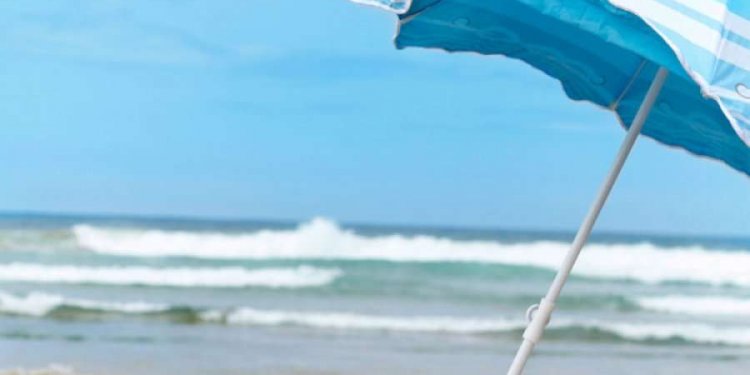 Gjen vdekjen pasi goditet nga çadra e plazhit!