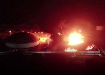 Rrufeja godet rafinerinë e naftës, dhjetëra të lënduar, 17 zjarrfikës të zhdukur!