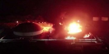 Rrufeja godet rafinerinë e naftës, dhjetëra të lënduar, 17 zjarrfikës të zhdukur!