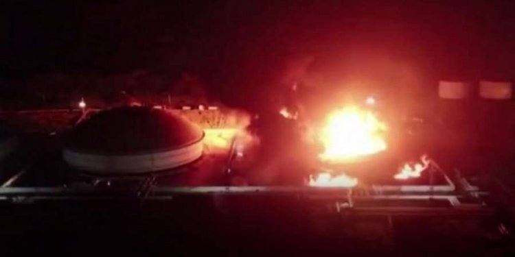 Rrufeja godet rafinerinë e naftës, dhjetëra të lënduar, 17 zjarrfikës të zhdukur!