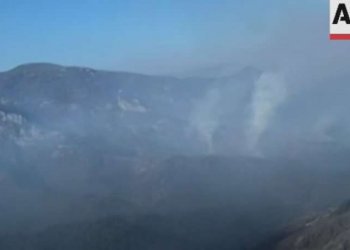 Qyteti boshnjak përfshihet nga zjarri