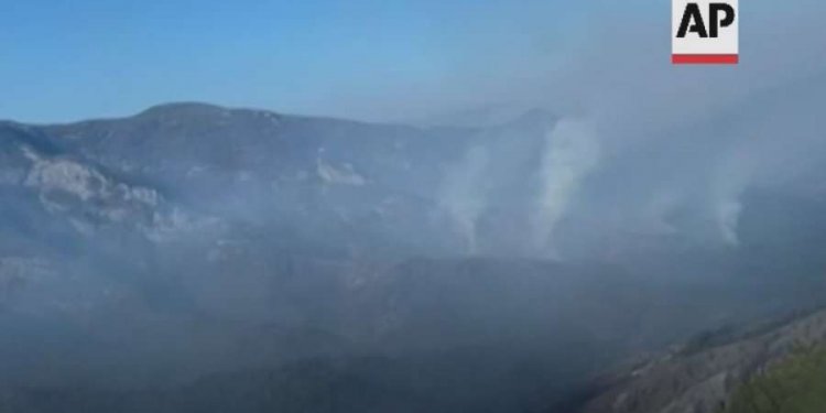 Qyteti boshnjak përfshihet nga zjarri