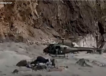 Mijëra viktima: Momenti kur helikopteri shpëton një burrë nga përmbytjet në Pakistan