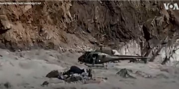 Mijëra viktima: Momenti kur helikopteri shpëton një burrë nga përmbytjet në Pakistan